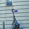 Pomnik euro przed budynkiem Parlamentu Europejskiego.