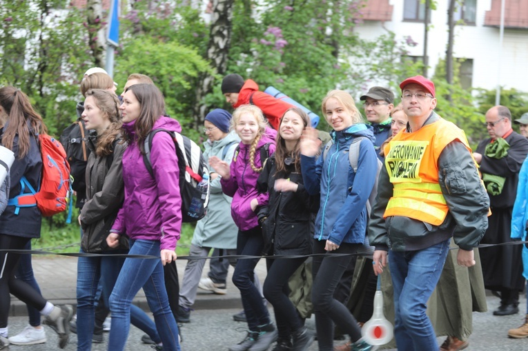 7. pielgrzymka z Hałcnowa wyrusza do Łagiewnik. cz. 2 - 2019