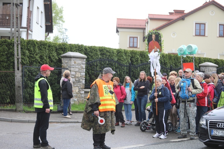 7. pielgrzymka z Hałcnowa wyrusza do Łagiewnik. cz. 2 - 2019