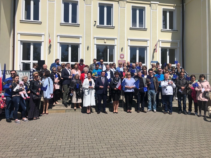 Dyrektor Szkoły Muzycznej zaprosił mieszkańców do wspólnego zaśpiewnia hymnu UE.