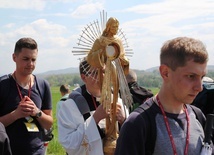 Adoracja Jezusa w Najświętszym Sakramnecie w drodze do Tomic.