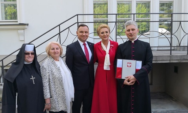 Caritas Archidiecezji Warmińskiej otrzymała flagę od Prezydenta RP Andrzeja Dudy 