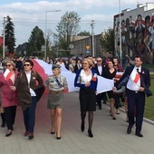 Ulicami Skierniewic poniesiono 300-metrową flagę.