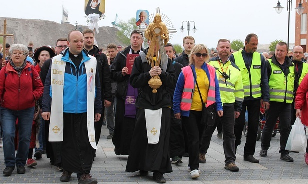 Najświętszy Sakrament na czele pielgrzymów, którzy uczestniczyli w siódmej pielgrzymce diecezji bielsko-żywieckiej z Bielska-Białej do Łagiewnik.