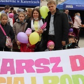 Dzieci podczas marszu otrzymały kolorowe balony