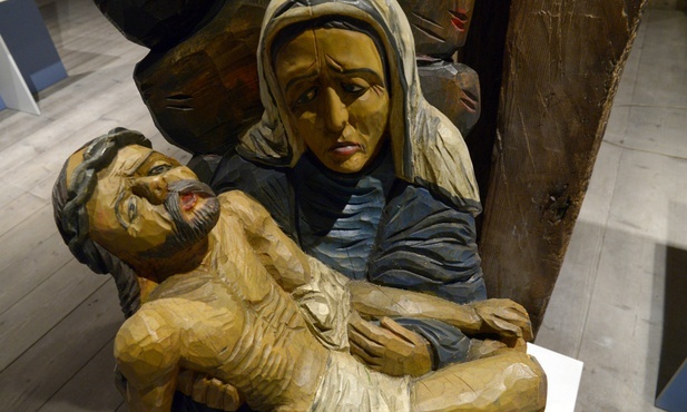 Pietà - rzeźba w drewnie, dzieło Jerzego Krześniaka.