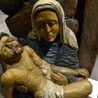 Pietà - rzeźba w drewnie, dzieło Jerzego Krześniaka.