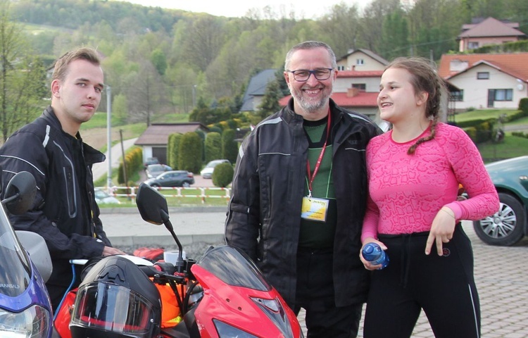 Tata Andrzej, jego 14-letnia córka Milena i 19-letni syn Filip Niemcowie z Kóz, zadebiutowali w tym roku jako pielgrzymkowi piloci na motocyklach.