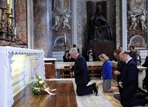 Marszałek Senatu wziął udział we mszy św. przy grobie Jana Pawła II