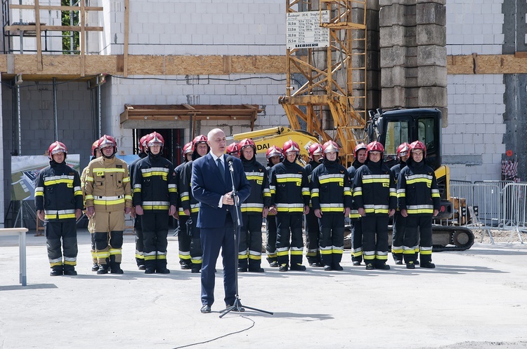 Akt erekcyjny pod budowę nowej siedziby strażaków