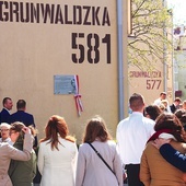 W uroczystości odsłonięcia tablicy pamiątkowej ku czci Tomasza Wojdakowskiego wzięło udział kilkadziesiąt osób.