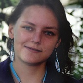 Helenka była wolontariuszką misyjną. Zginęła w styczniu 2017 r. w wyniku ugodzenia nożem w czasie napadu na ochronkę w Cochabamba w Boliwii.