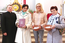 Z ks. Pawłem Lichotą (od lewej): Anna Karpińska, Marlena Burska, Barbara Gutowska.