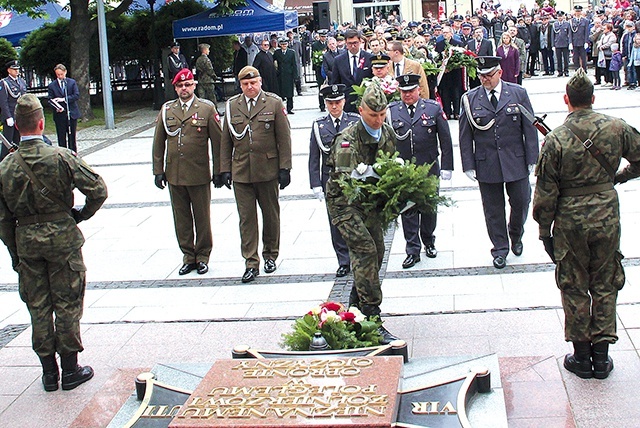 Podczas uroczystości delegacje złożyły wiązanki kwiatów  na płycie Grobu Nieznanego Żołnierza.