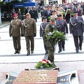 Podczas uroczystości delegacje złożyły wiązanki kwiatów  na płycie Grobu Nieznanego Żołnierza.
