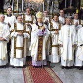 ▲	Wspólne zdjęcie nowo wyświęconych z przełożonymi i biskupem.