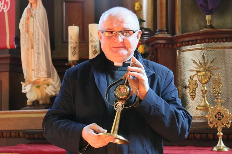 Ks. Stanisław Duma pokazuje relikwie św. Jana Pawła II.
