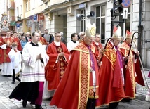 Biskupi wraz z duchowieństwem i wiernymi przeszli w procesji z relikwiami świętego ulicami Świdnicy.
