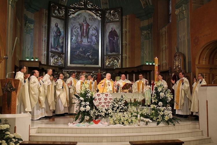 Księża-jubilaci przy ołtarzu w bielskiej katedrze św. Mikołaja.