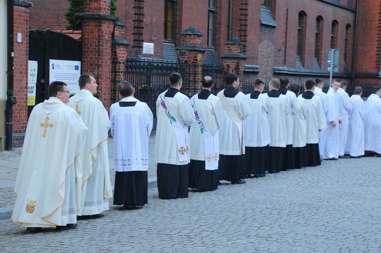 Nabożeństwo fatimskie w archikatedrze wrocławskiej w 102. rocznicę objawień w Fatimie
