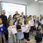 ▲	Tradycją konkursów plastycznych jest wspólna fotografia. Stoją od lewej: s. Julia Kalarus CFS, ks. Sławomir Molendowski, ks. Stanisław Łabendowicz  i Ewa Majcher.