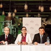 Od lewej: senator Adam Gawęda, minister inwestycji i rozwoju Jerzy Kwieciński, poseł Izabela Kloc, wiceminister środowiska prof. Mariusz--Orion Jędrysek i poseł Ireneusz Zyska na konferencji prasowej.