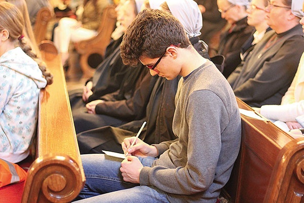 Uczestnicy na kartkach zapisali swoje prośby i obawy, które potem oddali Jezusowi.
