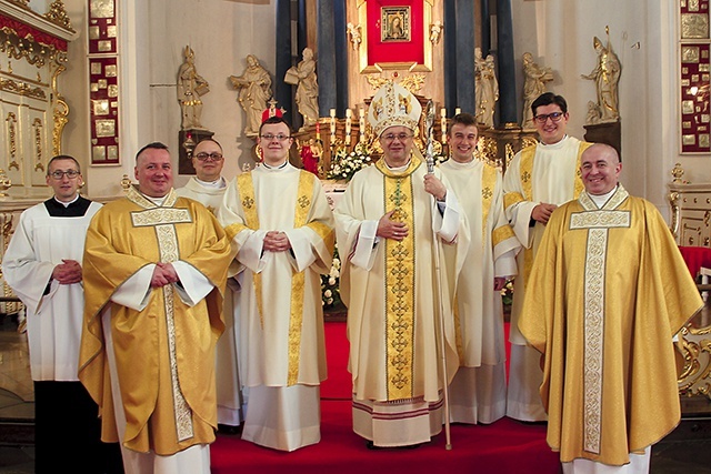 Nowo wyświęceni diakoni dla diecezji zielonogórsko- -gorzowskiej z biskupem i kapłanami.