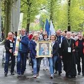 Pielgrzymi podarowali sanktuarium w Lourdes kopię obrazu MB Piekarskiej.