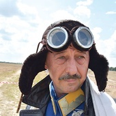 Rekonstruktor z Modlina jako polski lotnik z Błękitnej Armii w czasie przedstawienia w Chojnowie k. Przasnysza w 2018 roku.