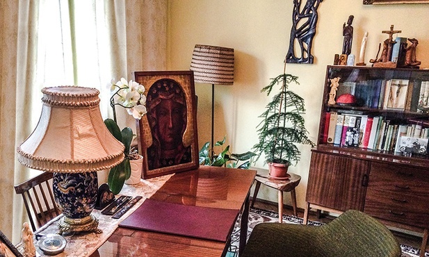 Pokój prymasa  w Choszczówce. Na biurku wizerunek Maryi Jasnogórskiej, kopia obrazu Nawiedzenia.