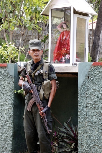 Po zamachach  w Niedzielę Wielkanocną katolickich świątyń  na Sri Lance strzegą wojsko i policja.