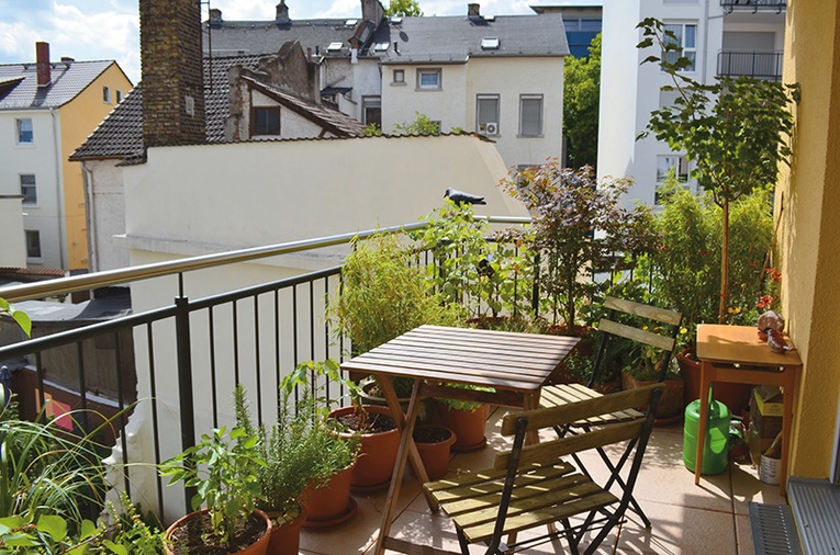 Zielony balkon to miejsce relaksu.