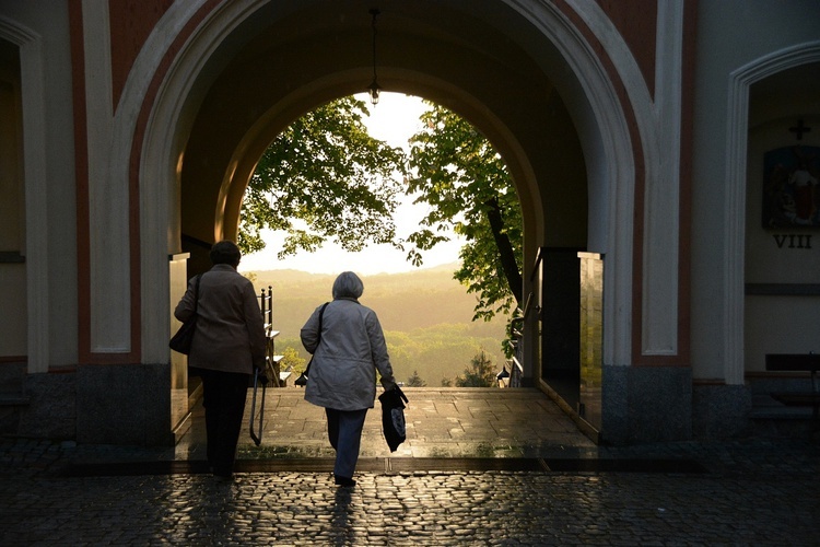 Góra św. Anny. Pielgrzymka modlących się za księży