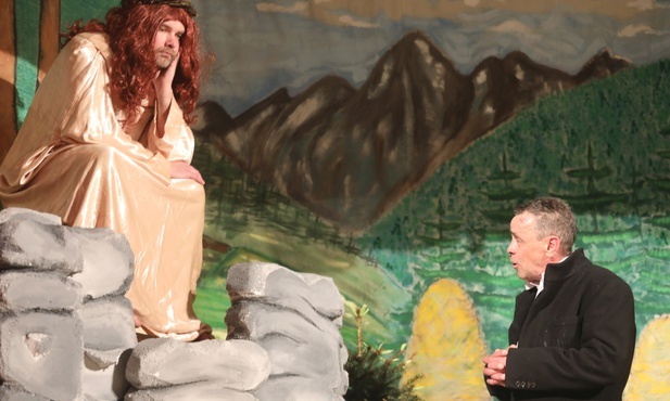 W roli Pana Jezusa w przydrożnej figurze Frasobliwego wystąpł ks. Bartłomiej Dziedzic