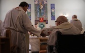 Wspólna modlitwa neoprezbiterów z emerytami 