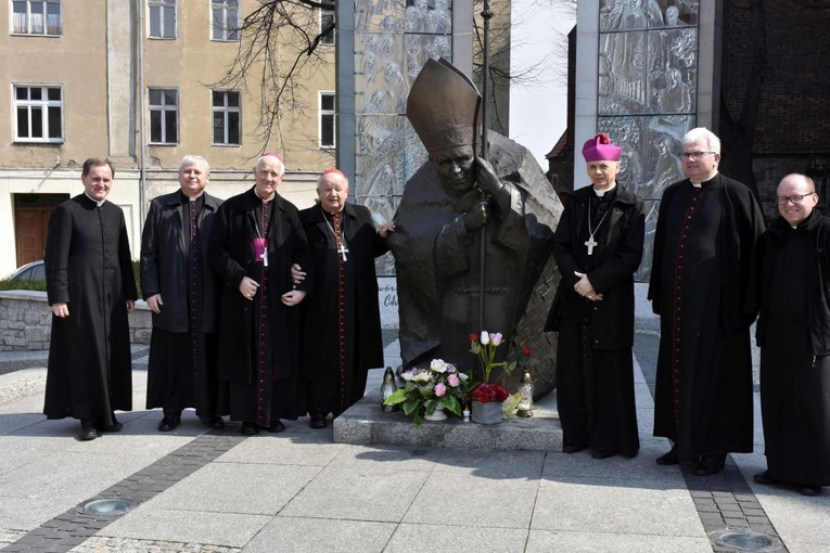 Kard. Stanisław Dziwisz w Świdnicy przy pomniku św. Jana Pawła II