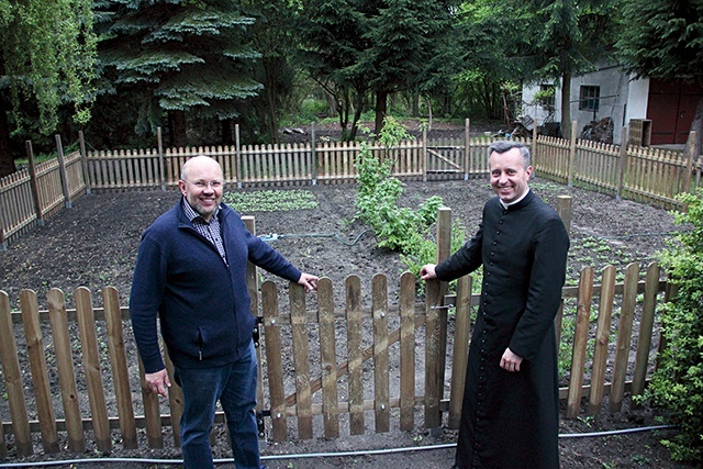 ▲	Bogdan Kasperski i ks. Sławomir Strzyżykowski zachęcają do zakładania ekologicznych ogrodów.