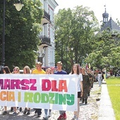 ▼	Płocki marsz idzie w tym roku śladem pielgrzymki Jana Pawła II do tego miasta.