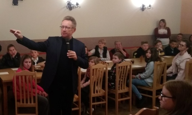 Ks. Jacek Kucharski na spotkaniu biblijnym z dziećmi