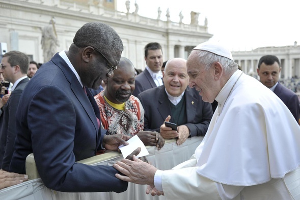 Franciszek spotkał się z "lekarzem, który naprawia kobiety"