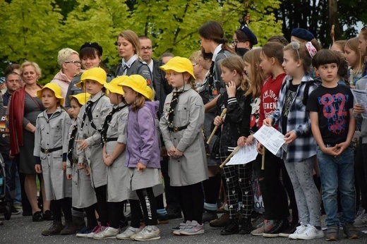Mieszkańcy Kraśnika śpiewali "Barkę" ,by uczcić rocznicę urodzin Jana Pawła II