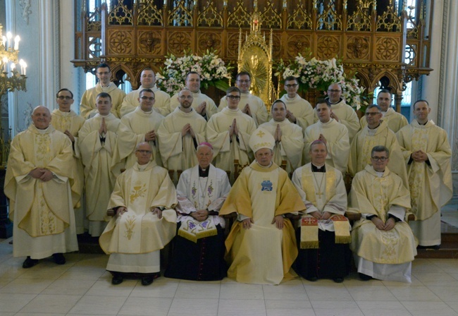 Neoprezbiterzy z biskupami oraz zarządem WSD w Radomiu.