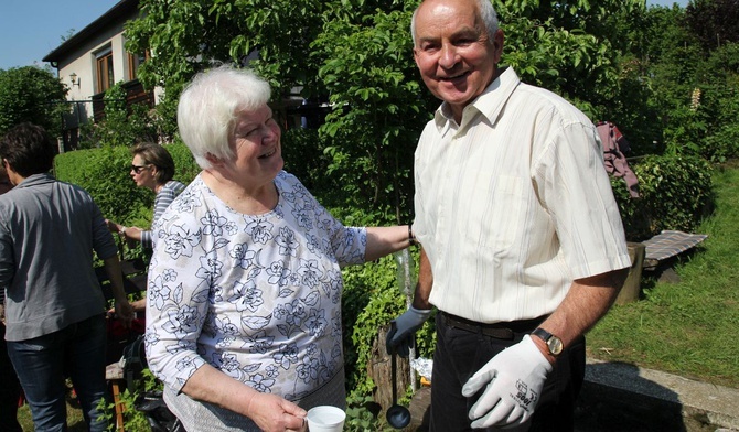 Anna i Benedykt Samolowie od lat goszczą wolontariuszy Hospicjum św. Kamila (którymi są także oni sami) w swoim ogrodzie i przy kapliczce Matki Bożej Ratującej.