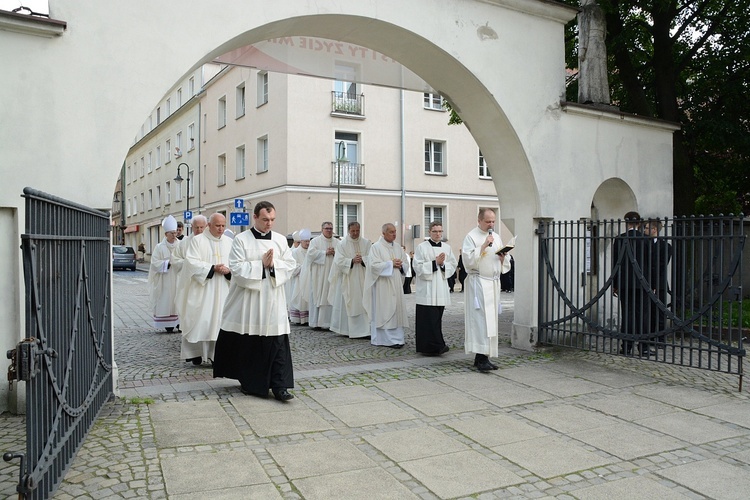 Opole. Przeniesienie do katedry ciała śp. biskupa Jana Bagińskiego