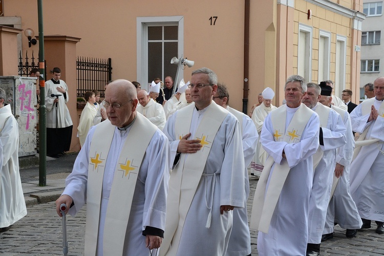 Opole. Przeniesienie do katedry ciała śp. biskupa Jana Bagińskiego