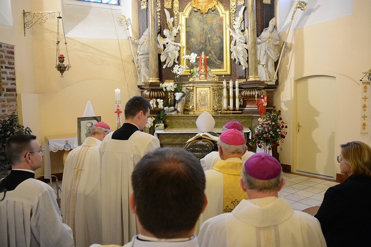 Opole. Przeniesienie do katedry ciała śp. biskupa Jana Bagińskiego