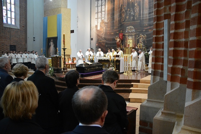 Opole. Msza św. za zmarłego biskupa Jana Bagińskiego
