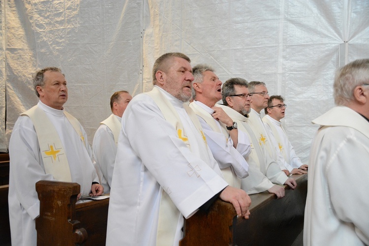 Opole. Msza św. za zmarłego biskupa Jana Bagińskiego