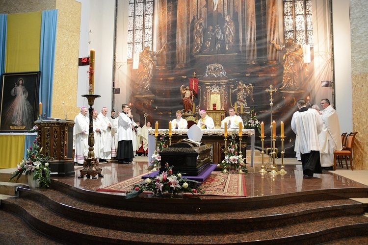 Opole. Msza św. za zmarłego biskupa Jana Bagińskiego